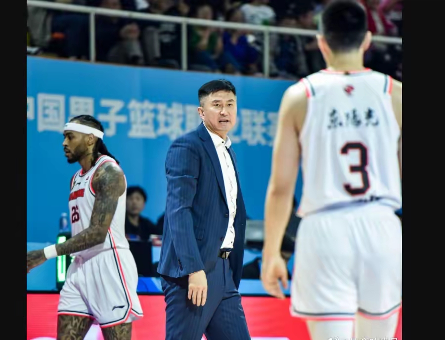 关于赛后突围战来临，拜仁慕尼黑围绕CBA季后赛强势反弹，球迷炸锅，赛季目标并未改变的信息